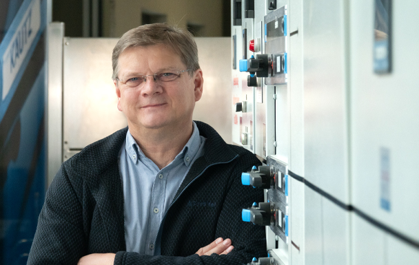 Portraitfoto: Andreas Schieben vor einer Niederspannungsschaltanlage