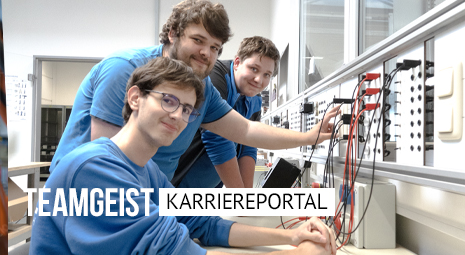 Foto von 3 Auszubildenden im Kautz Ausbildungsraum mit Bildbeschriftung: Teamgeist Karriereportal