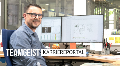 Foto eines Mitarbeiters vor zwei Monitoren in der Produktionsleitung von Kautz mit Bildbeschriftung: Teamgeist Karriereportal