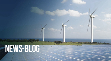 Foto von Windrädern und Solarpaneelen in einer weiten Landschaft mit Bildbeschriftung: News-Blog